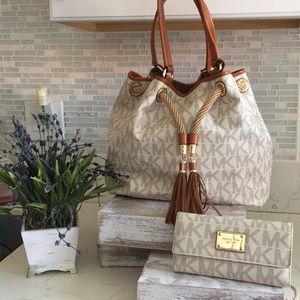 💯 authentic Large Michael Kors logo & wallet set